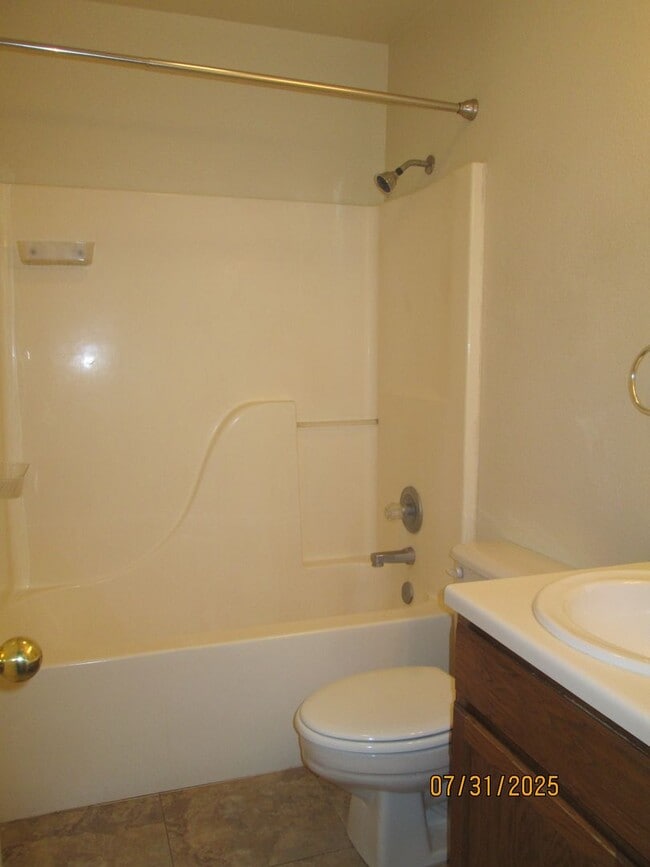 Building Photo - TOWNHOUSE - 2 bedrooms, 2 bathrooms
