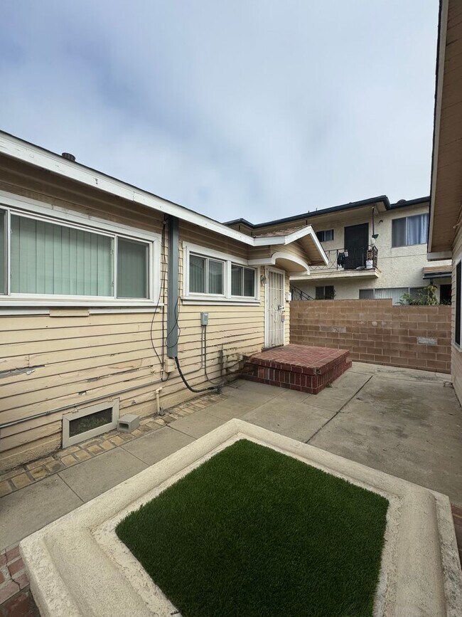 Building Photo - 550-550 W 20th St