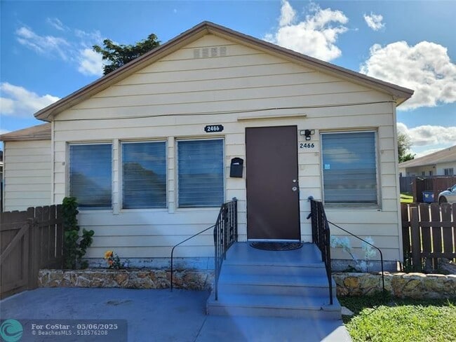 Primary Photo - 2466 Lincoln St