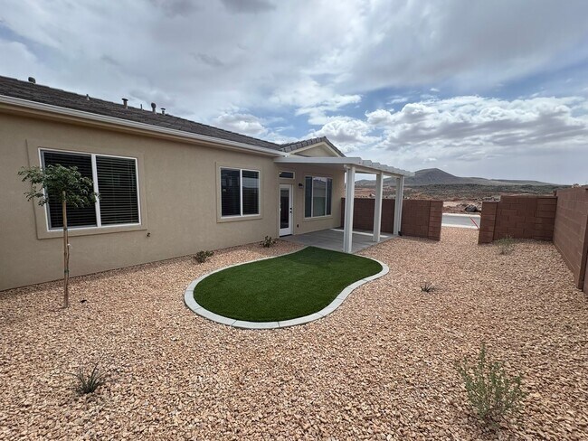 Building Photo - Townhome in Hurricane
