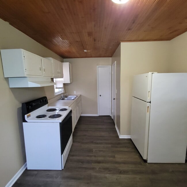 Building Photo - Cozy East Side Home!