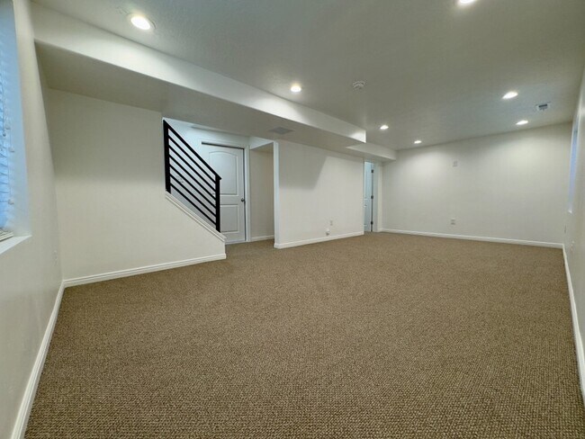 Building Photo - 634 E 60 S