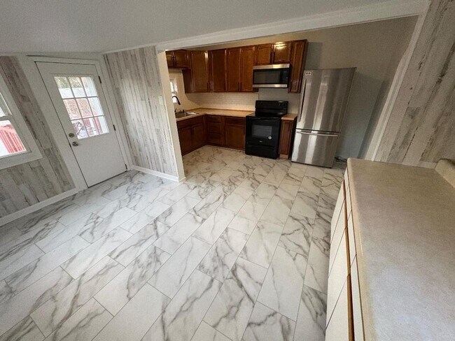 Building Photo - Gertrude 1