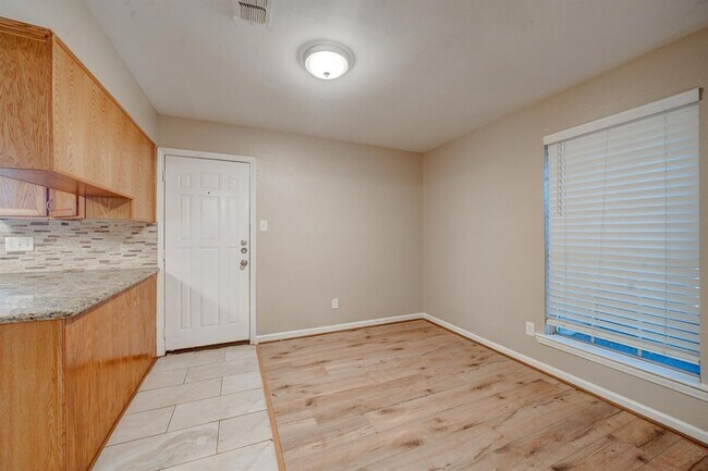 Building Photo - 6331 Oaknut Dr