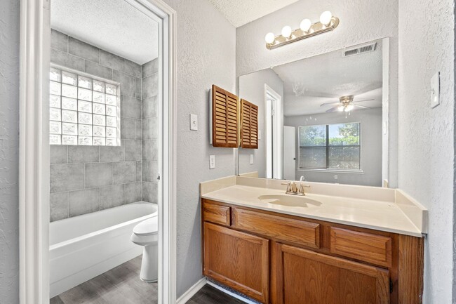 Building Photo - 3017 Hilltop Dr