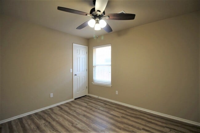 Building Photo - Wonderful 3 bed + office or 2nd living, 2 ...