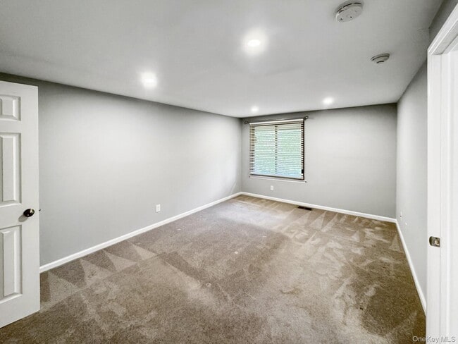 Building Photo - 100 Glen Hollow Dr