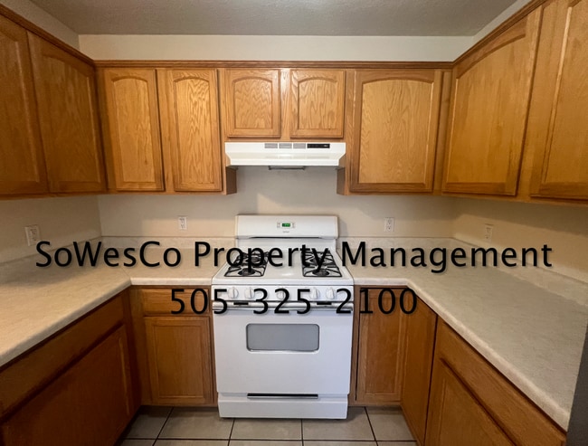 Building Photo - Large Home on West Side of Town