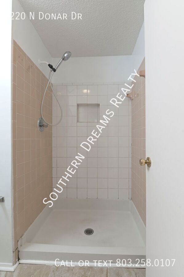 Building Photo - 220 N Donar Dr