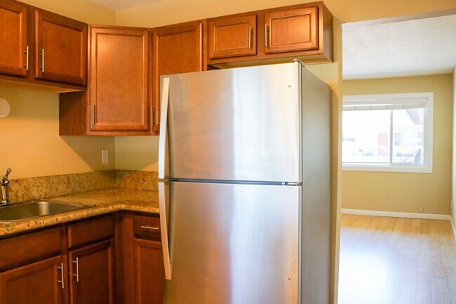Building Photo - Top-Floor 2-Bedroom with Bamboo Flooring + Off-Street Parking!