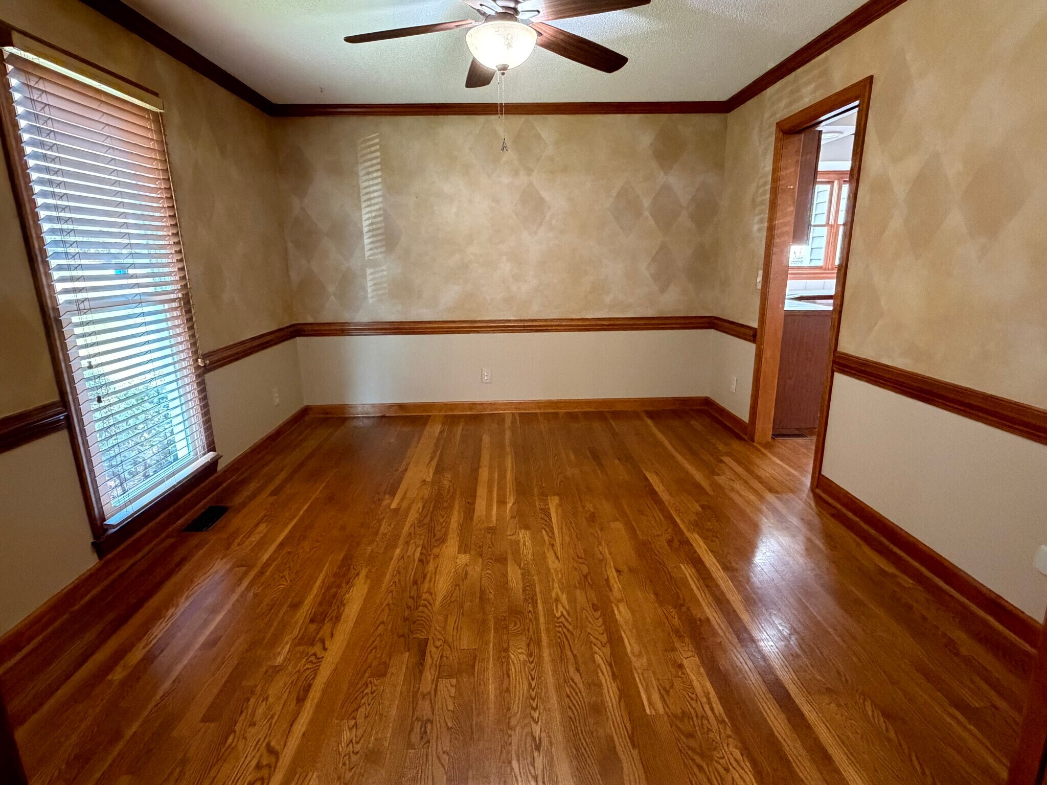 Building Photo - 3901 Buncombe Dr