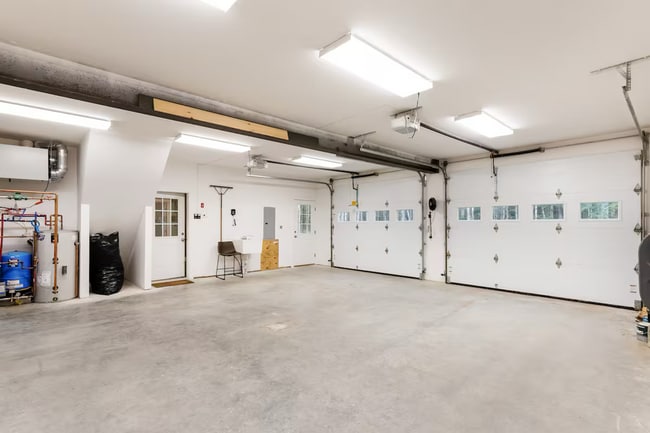 Building Photo - 4 Bedroom in Waterbury, VT Available on 7/1 (Furnished + Utilities included)