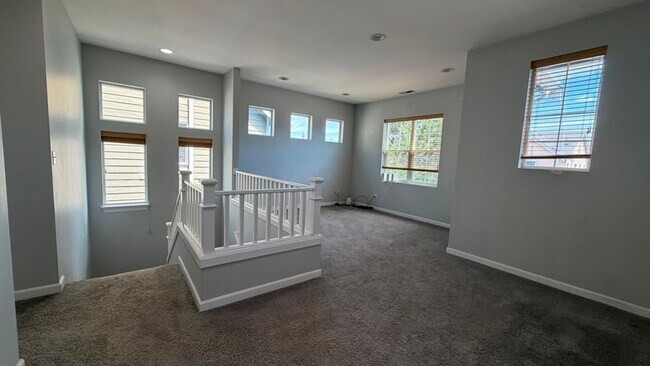 Building Photo - Spacious 4-Bed Home with Loft & Covered Patio in North Creek