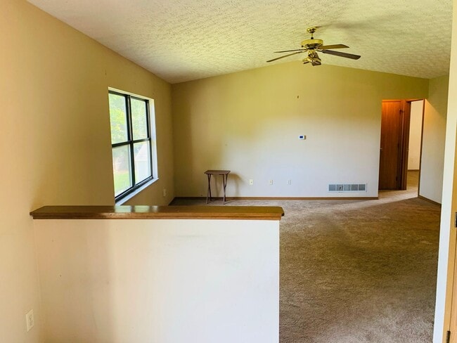 Building Photo - 3 BR 2.5 BA with attached 2-car garage - Gahanna Schools