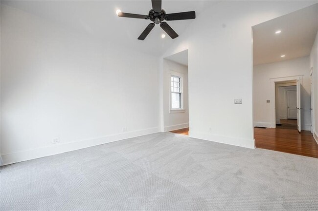 Building Photo - 620 Park Dr NE