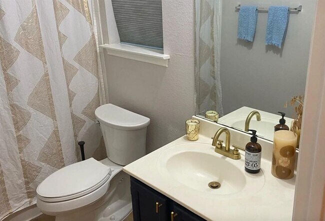 Building Photo - 15405 Quinley Dr