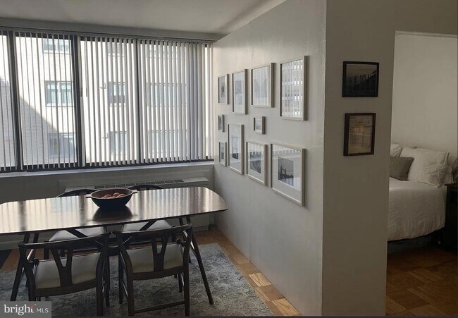 Building Photo - 522 21st St NW