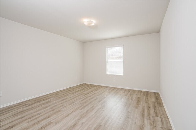 Building Photo - 4915 Sweet Chestnut Ln