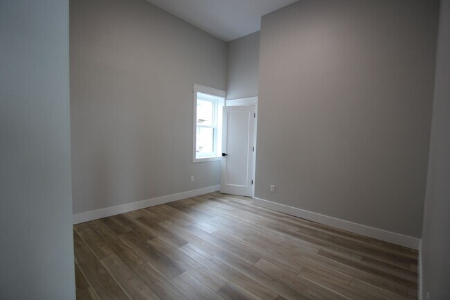 Building Photo - Beautifully Remodeled Apartments