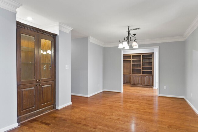 Building Photo - 2013 Fox Ridge Rd