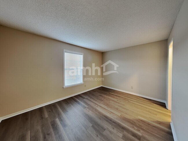 Building Photo - 10812 Parker Dr