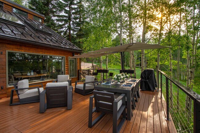 Building Photo - 215 Maple Ridge Ln