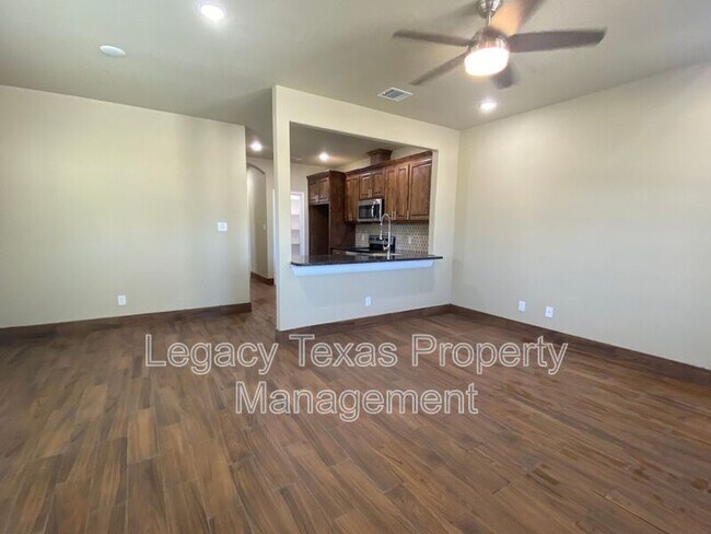 Building Photo - 105 Sabine Ave