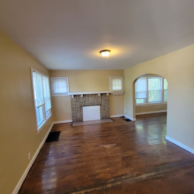 Building Photo - Near Westside 2BR Brick House!