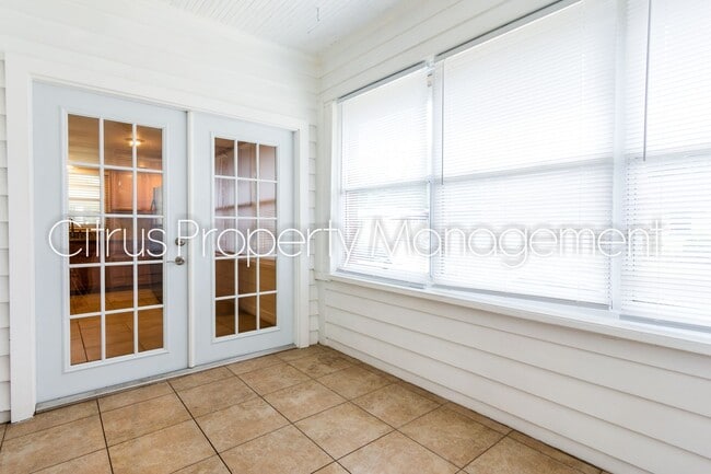 Building Photo - Charming Duplex in Mills 50 District