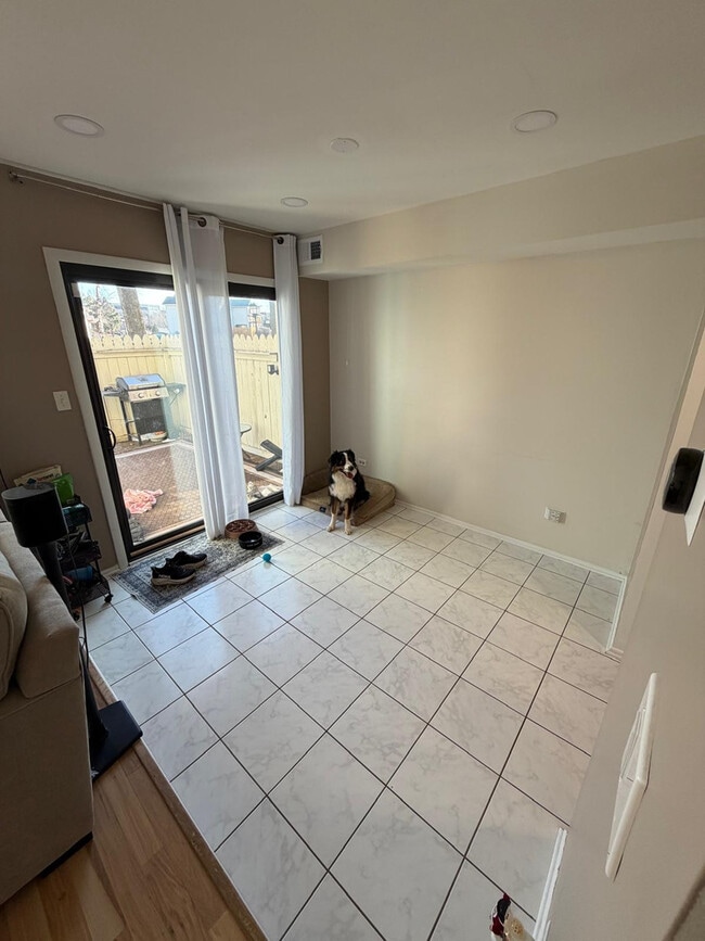 Building Photo - 15 Constitution Ct