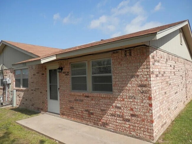 Primary Photo - 7938 NW Crossland Cir