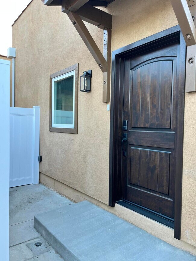 Building Photo - 716 Portola Ave