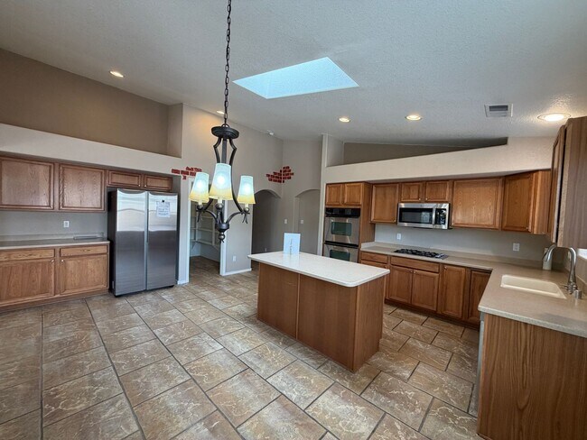 Building Photo - 3 Bedroom Single Story Home Available Near Dellyne Ave NW & Unser Blvd NW!