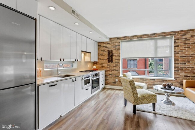 Building Photo - Practically new 1bd/1ba steps to Logan Cir...