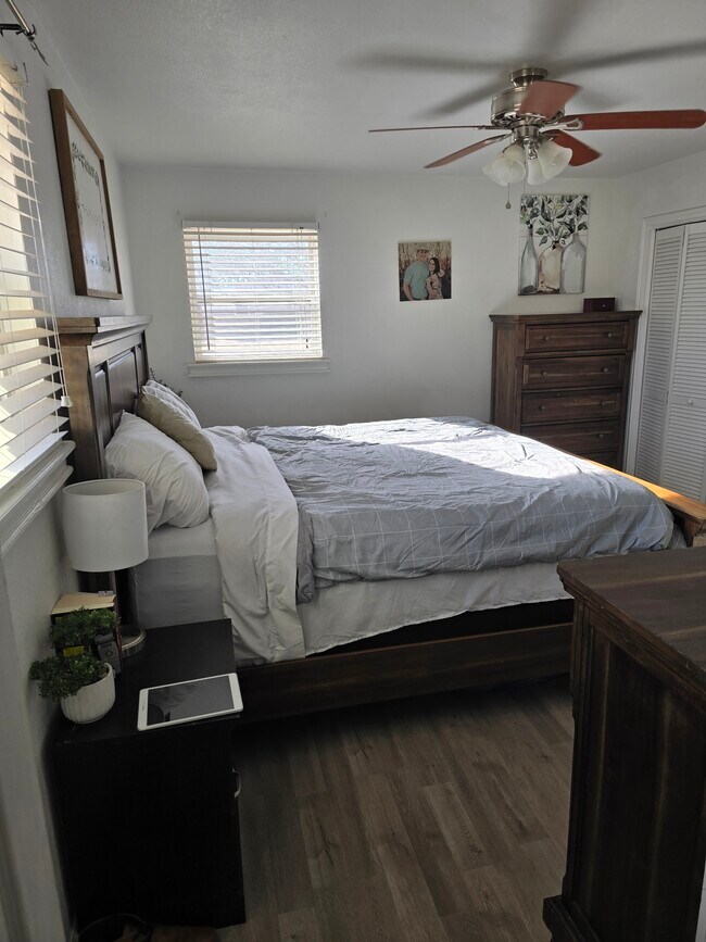 Building Photo - 1004 W Yucca Ave