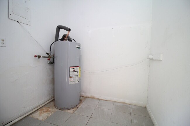 Building Photo - 2-Bedroom Duplex Near UWF – Tile Floors, G...