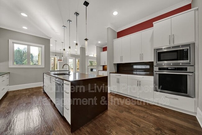 Building Photo - 2011 Sharon Ave