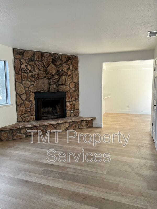 Building Photo - 610 E Newlove Dr