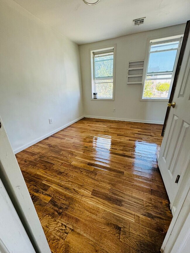 Building Photo - Beautiful 4 Bedroom House in Asbury Park!