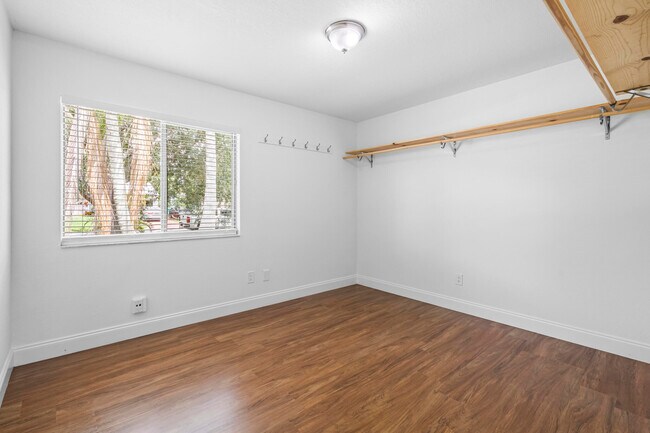 Building Photo - 766 SW Belmont Cir