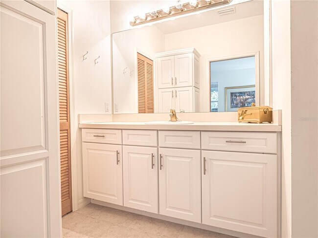 Building Photo - 920 E Lake Dr