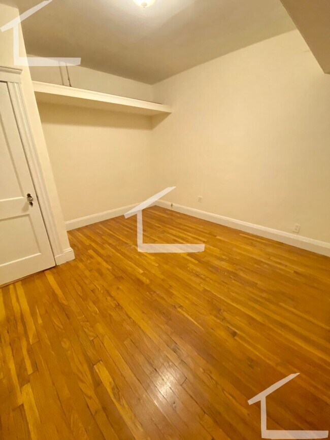 Building Photo - Large 2 Bed Available NOW!!!