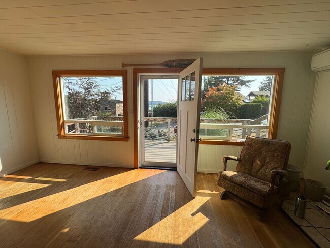 Building Photo - 3 Bed, 2 Bath in Anacortes WATER VIEW and ...