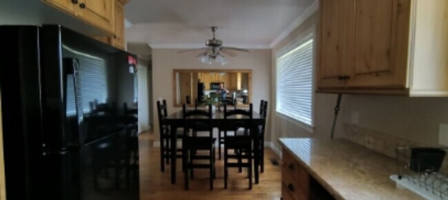 Building Photo - 1250 S Pinewood Dr