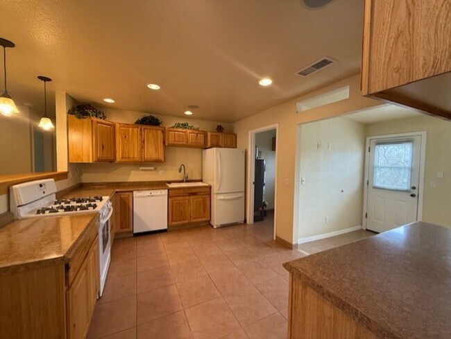 Building Photo - 2 Bedroom Home Contact Property Pros