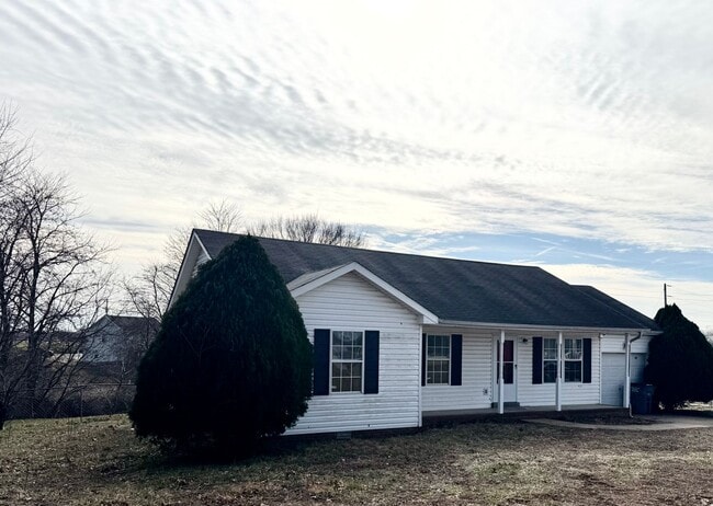 Building Photo - Beautiful Home close to Ft Campbell and Shopping!