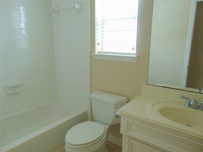 Building Photo - 1739 Lakewinds Dr