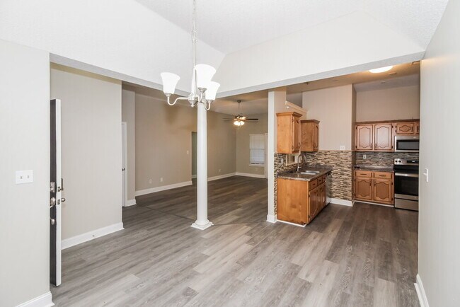 Building Photo - 8457 Regal Bend Dr