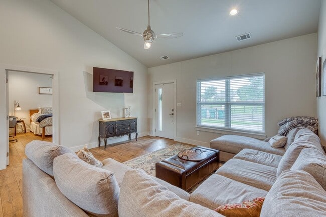 Building Photo - 1304 Prairie Creek Dr