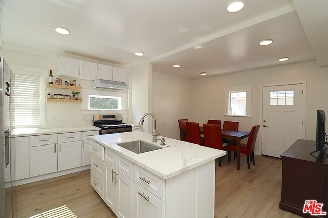 Building Photo - 2739 S Budlong Ave